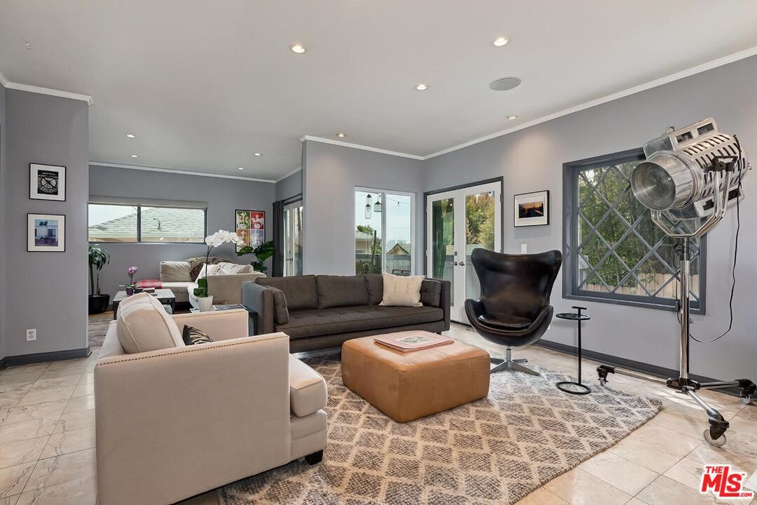 Property Photo:  1133 N Clark St  CA 90069 