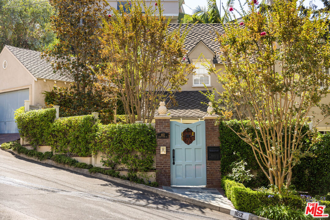 Property Photo:  1612 Sunset Plaza Dr  CA 90069 