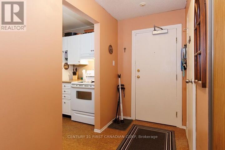 Property Photo:  725 Deveron Crescent 204  ON N5Z 4X3 