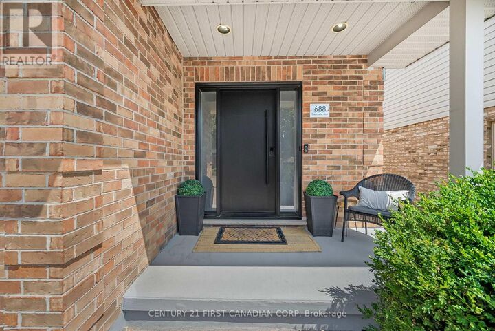 Photo de la propriété:  688 Clearwater Crescent  ON N5X 4J7 