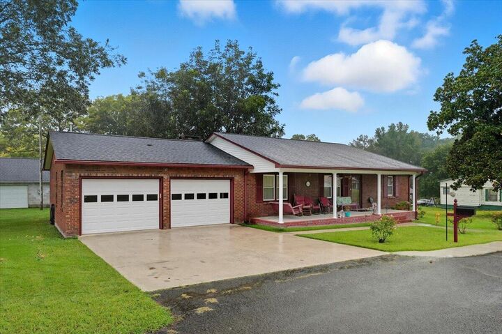 Property Photo:  1011 Broadway Avenue  AL 35740 