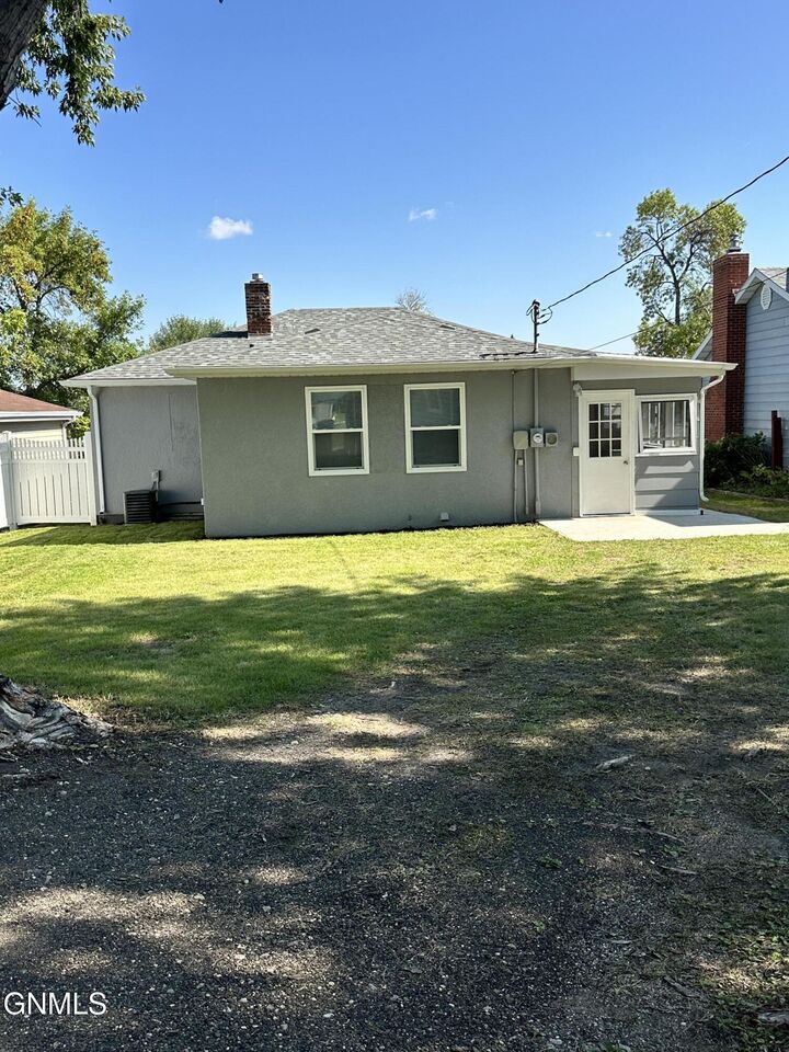 Property Photo:  804 7th Avenue SE  ND 58401
