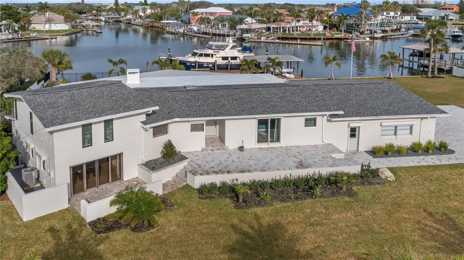 Property Photo:  102 East Circle  FL 32169 