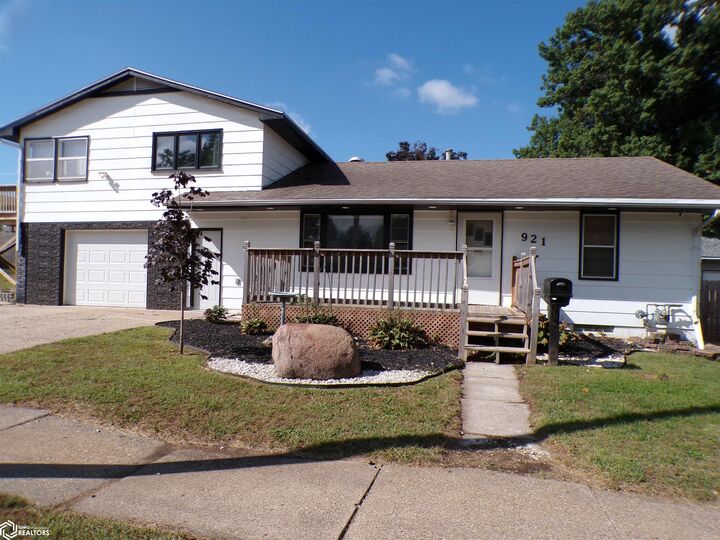 921 S 10th Avenue  Marshalltown IA 50158 photo