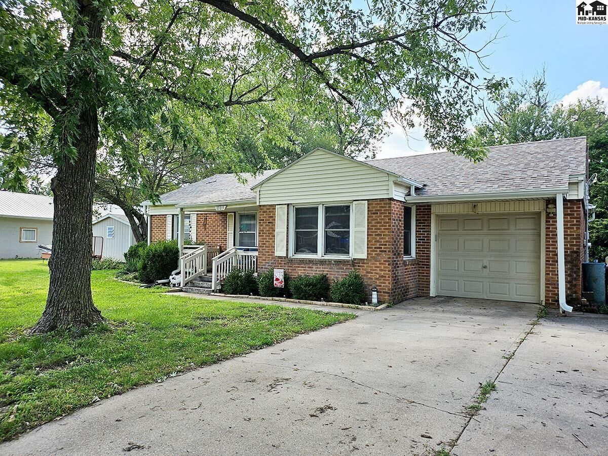 Property Photo:  1109 N. Wheeler St  KS 67460 