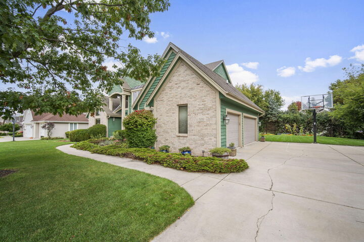 Property Photo:  5232 W Princeton Pines Ct  WI 53132 