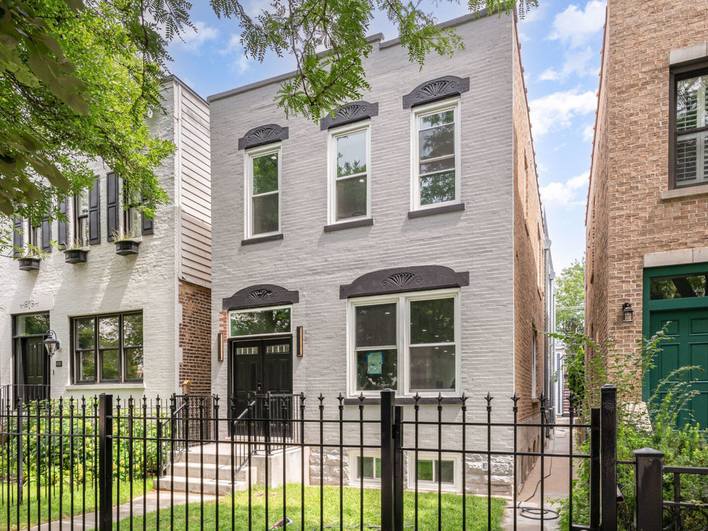 Property Photo:  1433 N Oakley Boulevard  IL 60622 