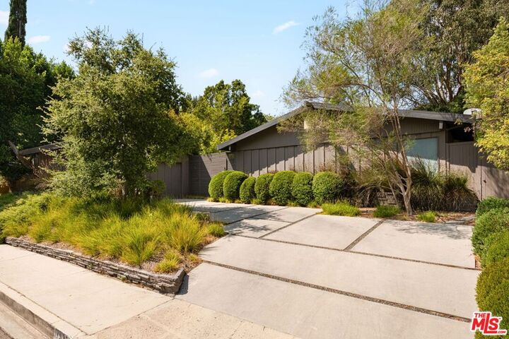 7535 Lolina Lane  Los Angeles CA 90046 photo