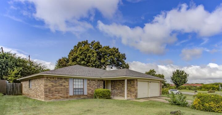 3753 Misty Meadow Drive  Fort Worth TX 76133 photo