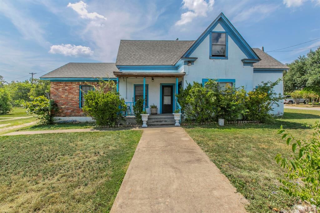 Property Photo: 700 N 3rd Street TX 76657