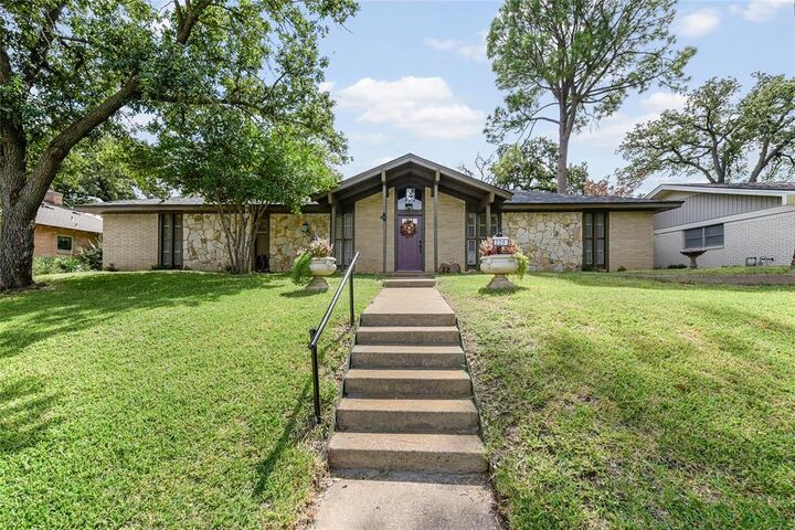 Property Photo: 229 Brookview Drive TX 76054
