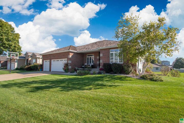 Property Photo: 4724 Grayhawk Ridge Trail IA 51106