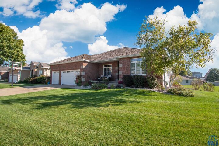 Property Photo: 4724 Grayhawk Ridge Trail IA 51106