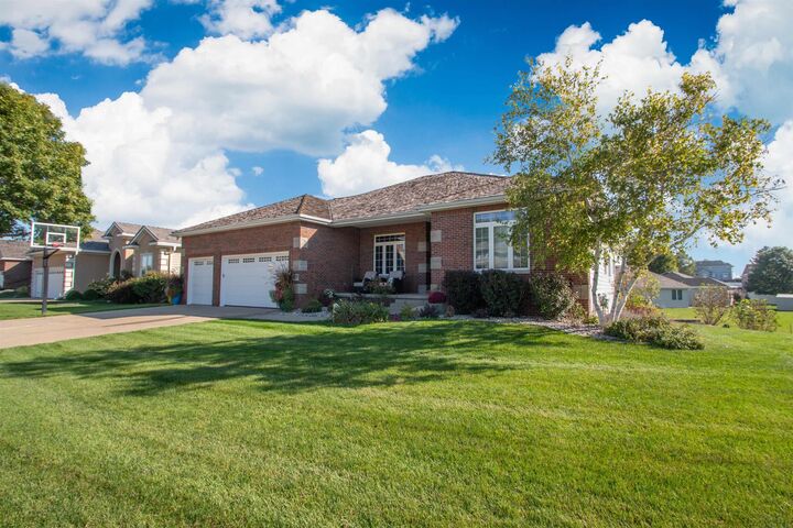 Property Photo: 4724 Grayhawk Ridge Trail IA 51106