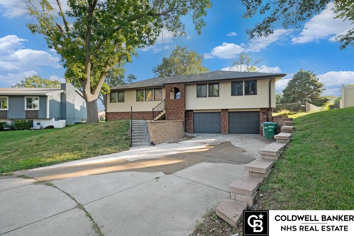 Property Photo:  813 Waterford Circle  NE 68046 