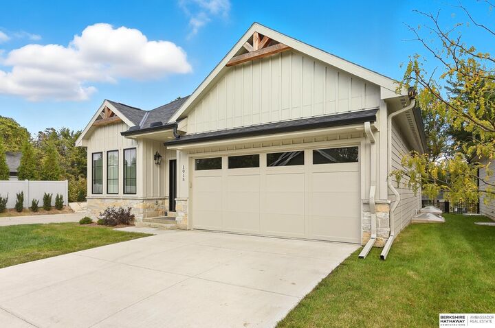 Property Photo:  1015 S 90th Court  NE 68114 