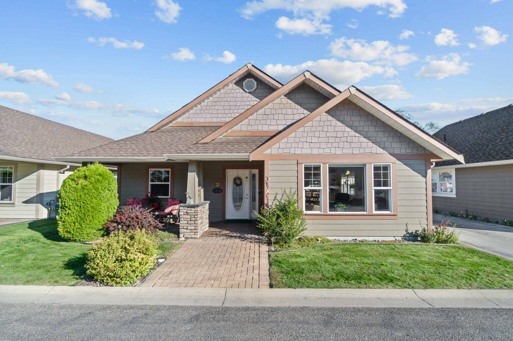 Property Photo:  1231 10 Street SW 3  BC V1E 0A5 