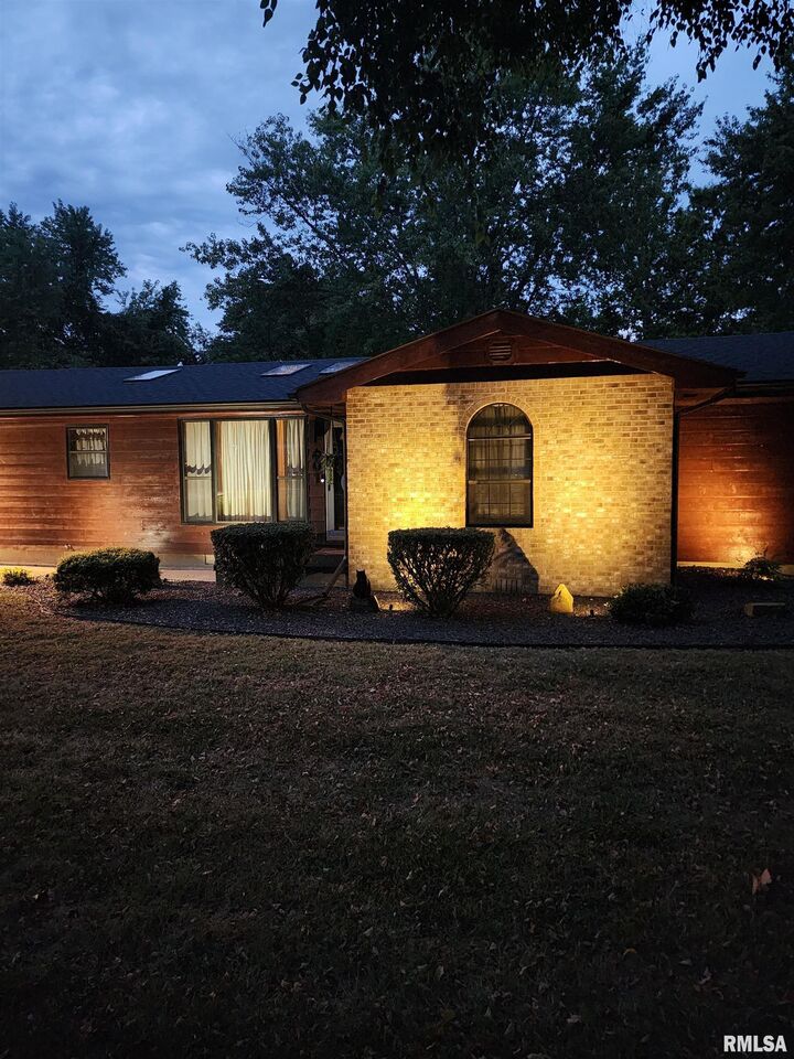 Property Photo:  601 Marteeny  IL 62864 