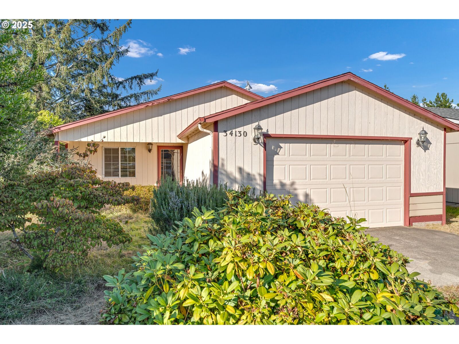 Property Photo:  34130 Pintail Ave  OR 97131 