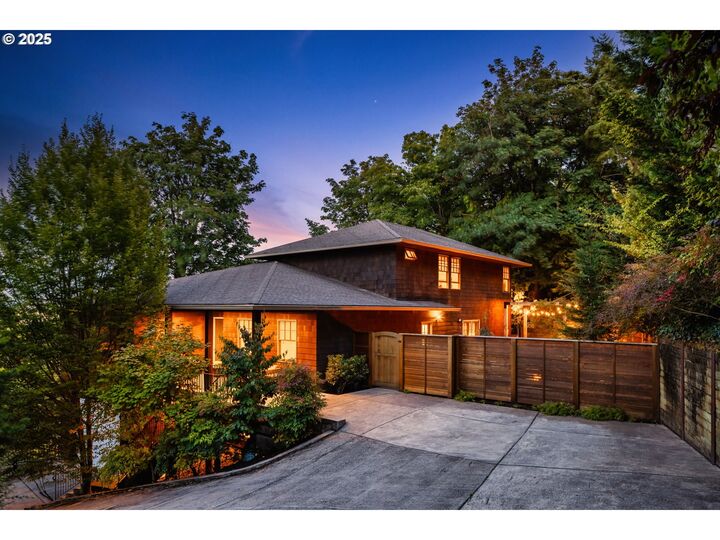 Property Photo:  1209 NW Summit Ave  OR 97210 