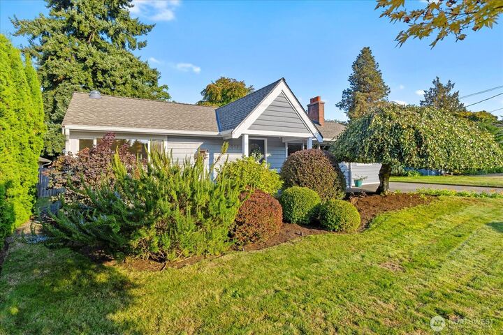 Property Photo:  912  7th Avenue N  WA 98020 