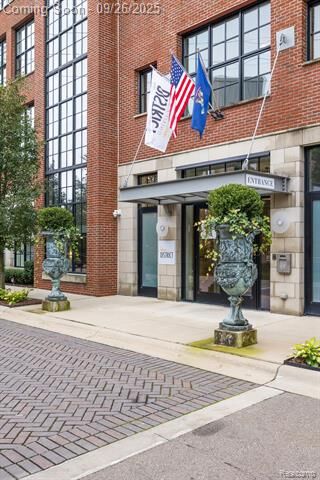 Property Photo:  2051 Villa Road 304  MI 48009 