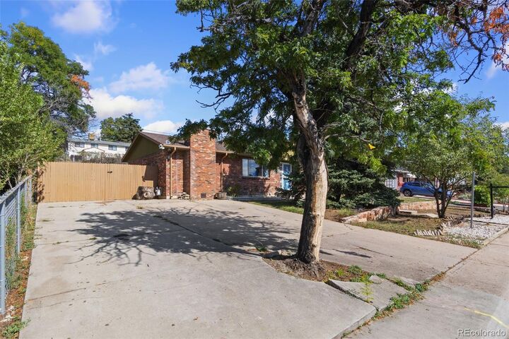 Property Photo:  1014 Sable Boulevard  CO 80011 