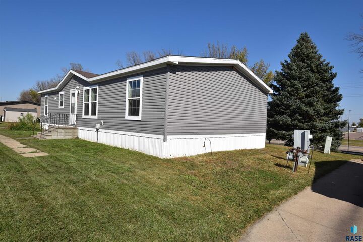 Property Photo:  600 N Swan Pl  SD 57107 