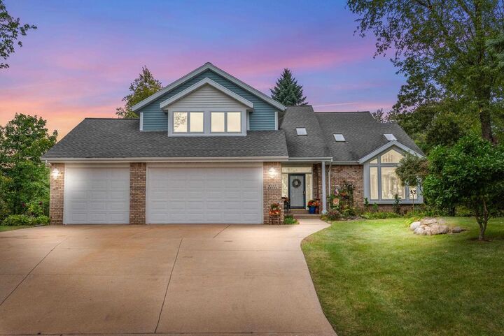 W247s6795 Sugar Maple Drive  Waukesha WI 53189 photo