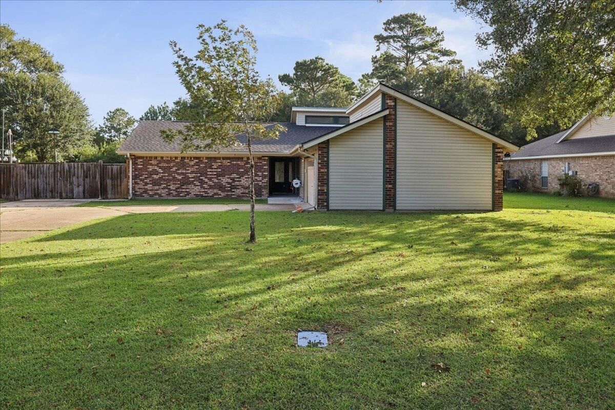 Property Photo: 214 Fernwood TX 77611