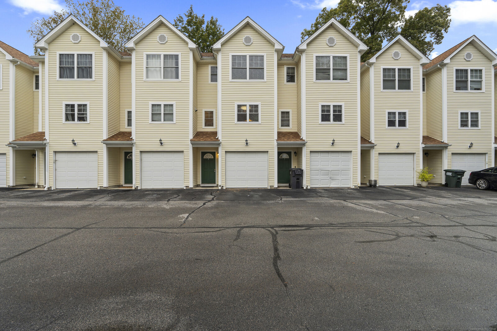 Property Photo: 527 West Thames Street 9 CT 06360