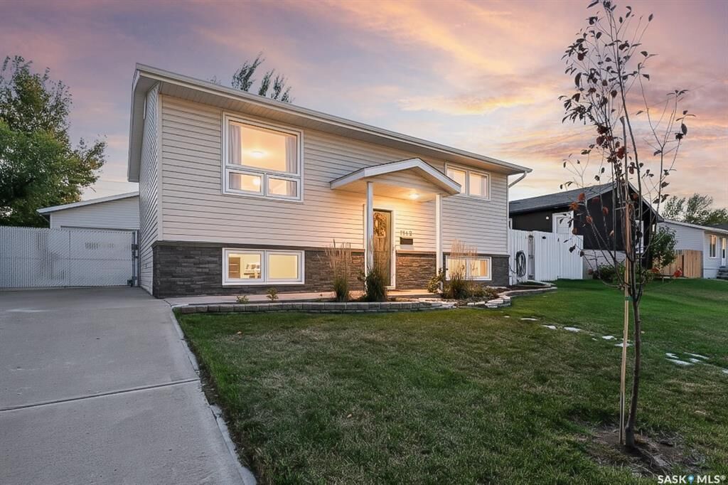 Property Photo:  1519 Grandview Street W  SK S6H 6R4 