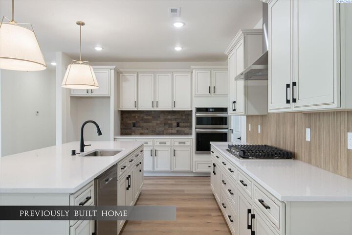 Property Photo: 6629 W 27th Ave WA 99338