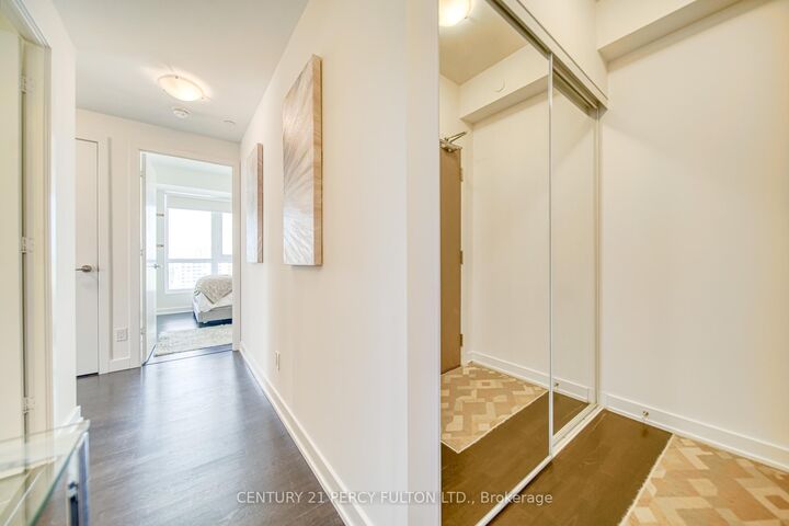 Photo de la propriété:  501 St. Clair Avenue W 1211  ON M5P 0A2