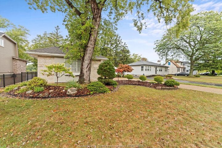 Photo de la propriété:  726 Roseland Drive South  ON N9G 1T8 