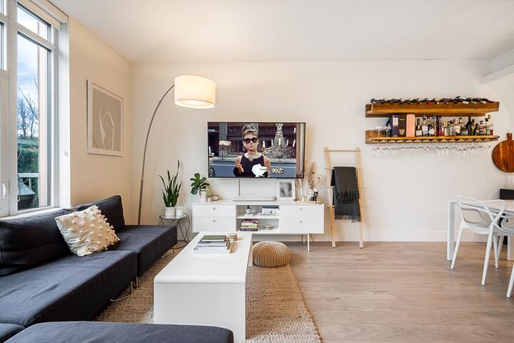 Photo de la propriété: 680 Seylynn Crescent 103 BC V7L 0B5