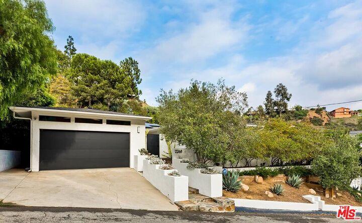 Property Photo:  2268 Betty Ln  CA 90210 