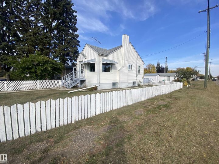 Photo de la propriété:  5501 49A Street  AB T9C 1K4 