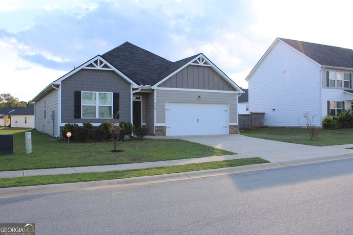 Property Photo:  215 Barnyard Way  GA 31069 
