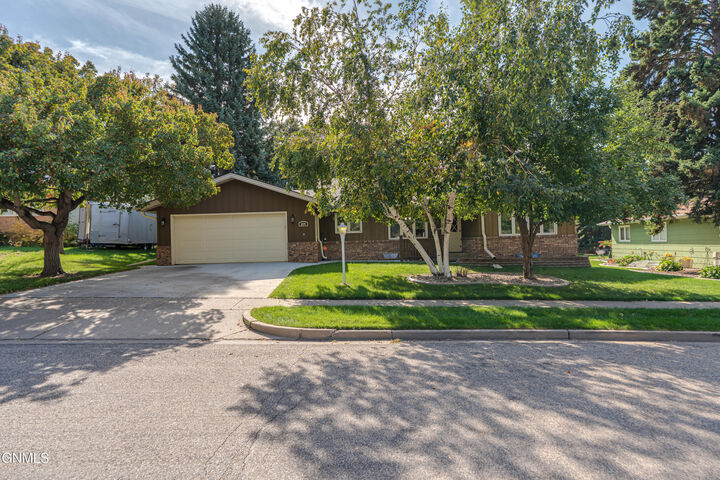 Property Photo:  213 Redstone Drive  ND 58503 