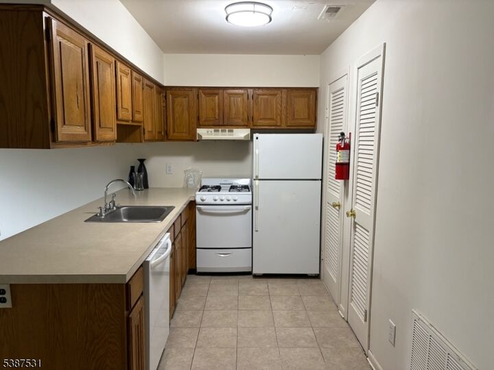 Property Photo:  1 Gray Rock Dr 5  NJ 07462 