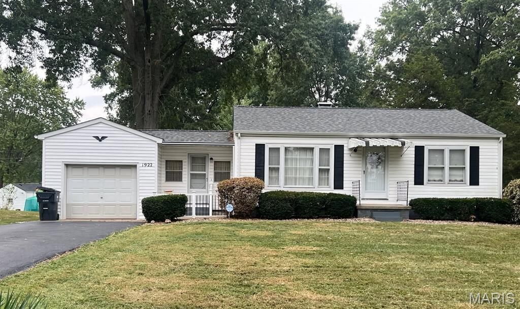 Property Photo:  1922 Muren Boulevard  IL 62221 