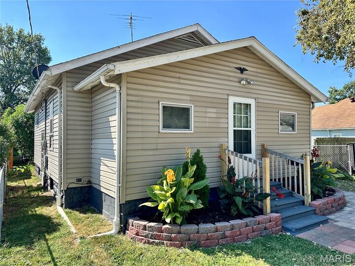 Property Photo:  140 E Hawthorne Street  IL 62048 