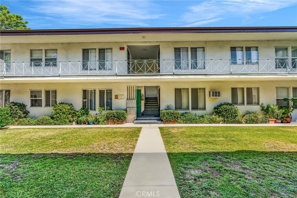 Property Photo: 5828 Unit 2 Whitsett CA 91607