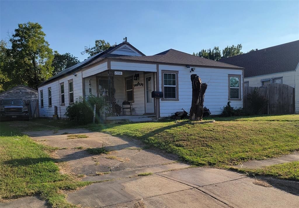 Property Photo: 2708 Marigold Avenue TX 76111