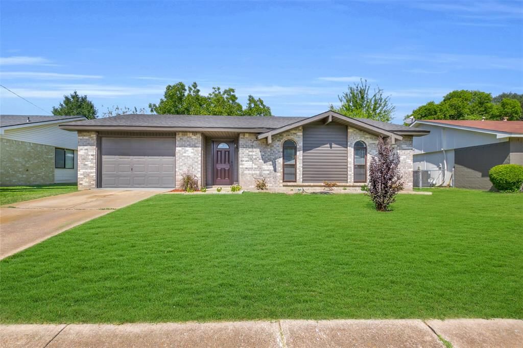 Property Photo:  710 Country Lane  TX 75052 