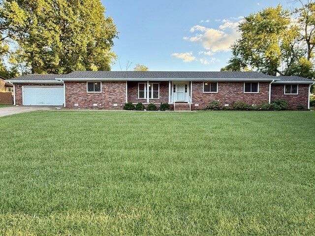 Property Photo:  1001 SE Main Street  AR 72736 