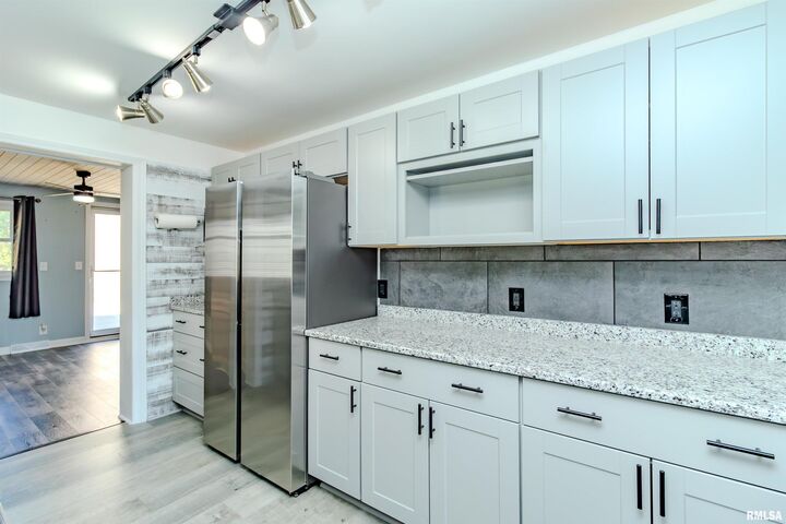 Property Photo: 3718 N Ashton Avenue IL 61614