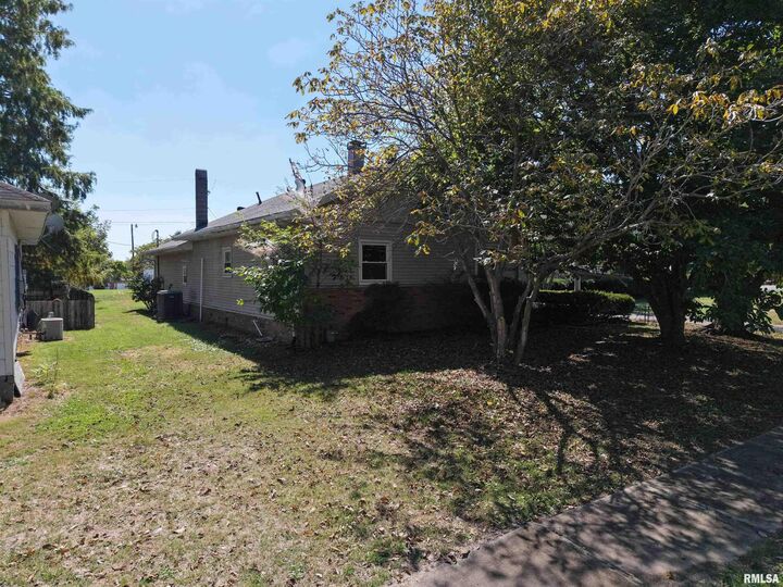 Property Photo:  204 W Gelston Street  IL 62891 