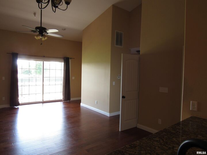 Property Photo:  1007 W Mallard Way  IL 61571 